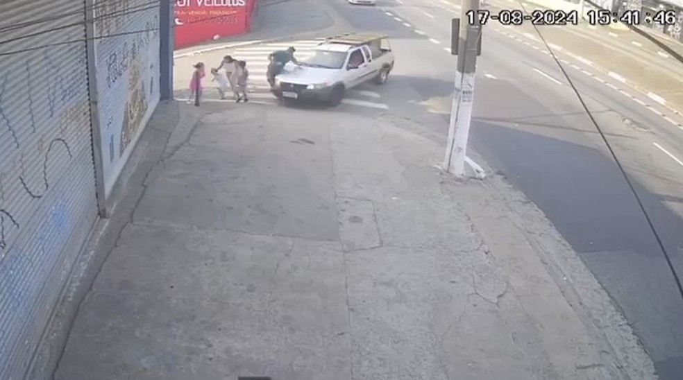 Motorista preso por atropelar família estava embriagado, com CNH vencida e riu após ferir grávida, marido e crianças, diz PM