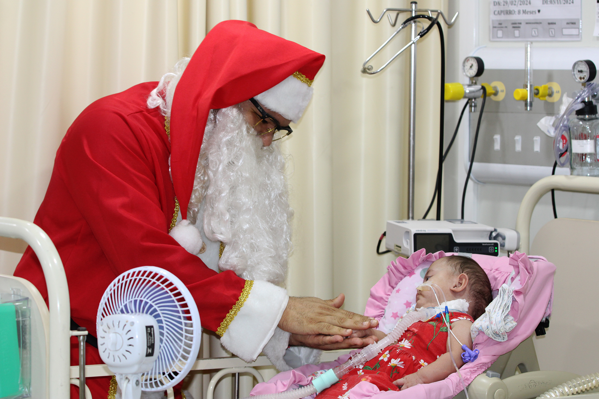 Enfermeiro “vira” Papai Noel, alegra pacientes e ouve pedidos em hospital