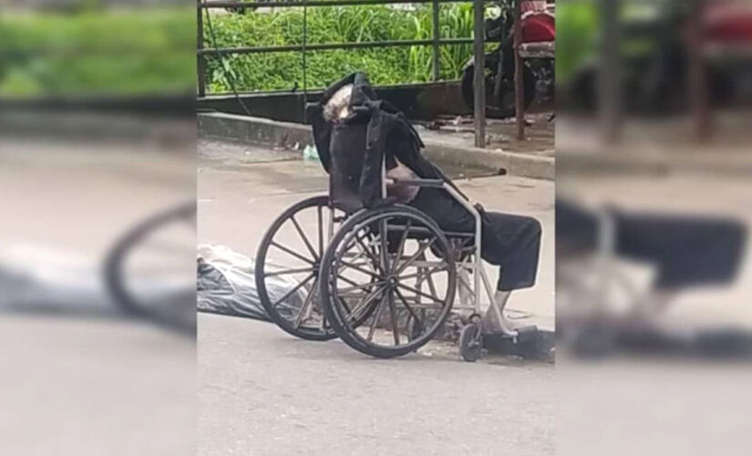 Filho transporta mãe morta em cadeira de rodas e choca comunidade