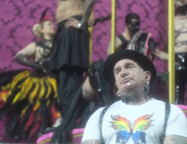 Heitor Werneck apresenta carro fetichista no Carnaval de São Paulo mas critica a crescente onda de conservadorismo na folia