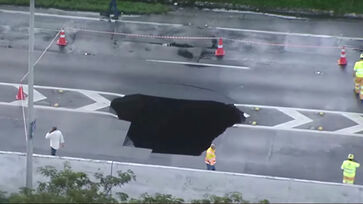 Cratera causada por chuva interdita pista da Marginal Tietê, em São Paulo