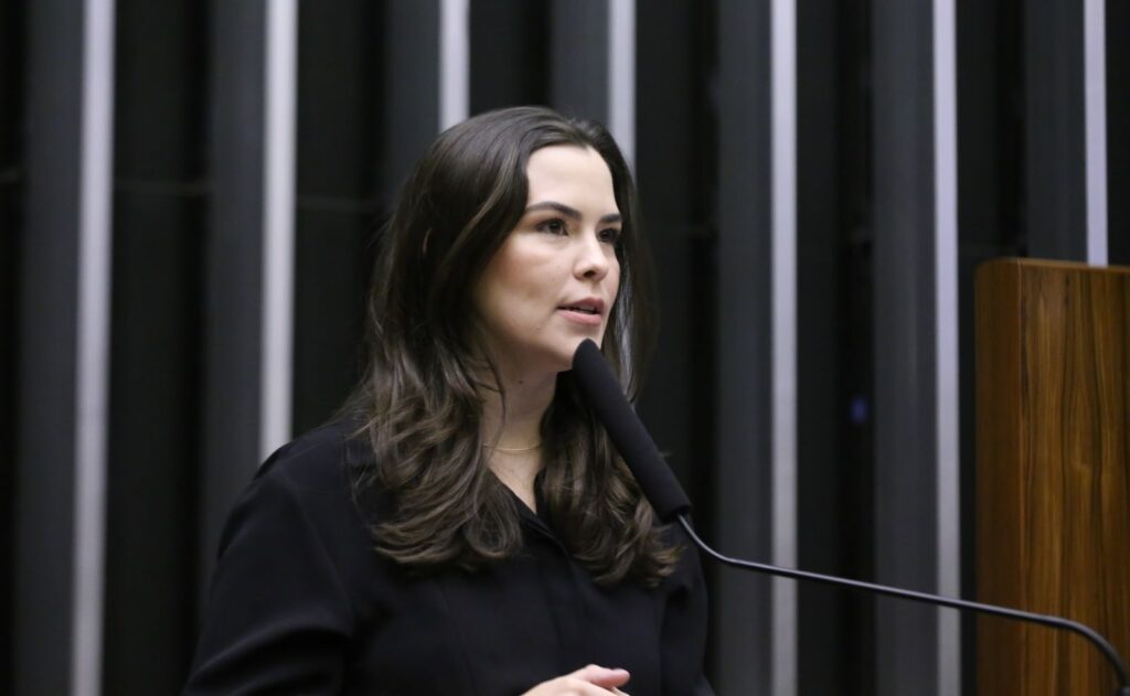 Maria Arraes propõe e Câmara dos Deputados aprova mudança de nome da Sala de Líderes para “Sala Miguel Arraes”