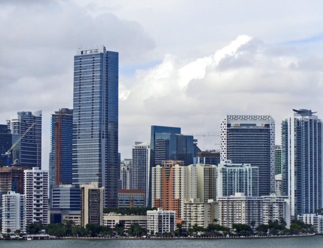Por que os brasileiros devem olhar além do Brasil no mercado imobiliário de luxo?