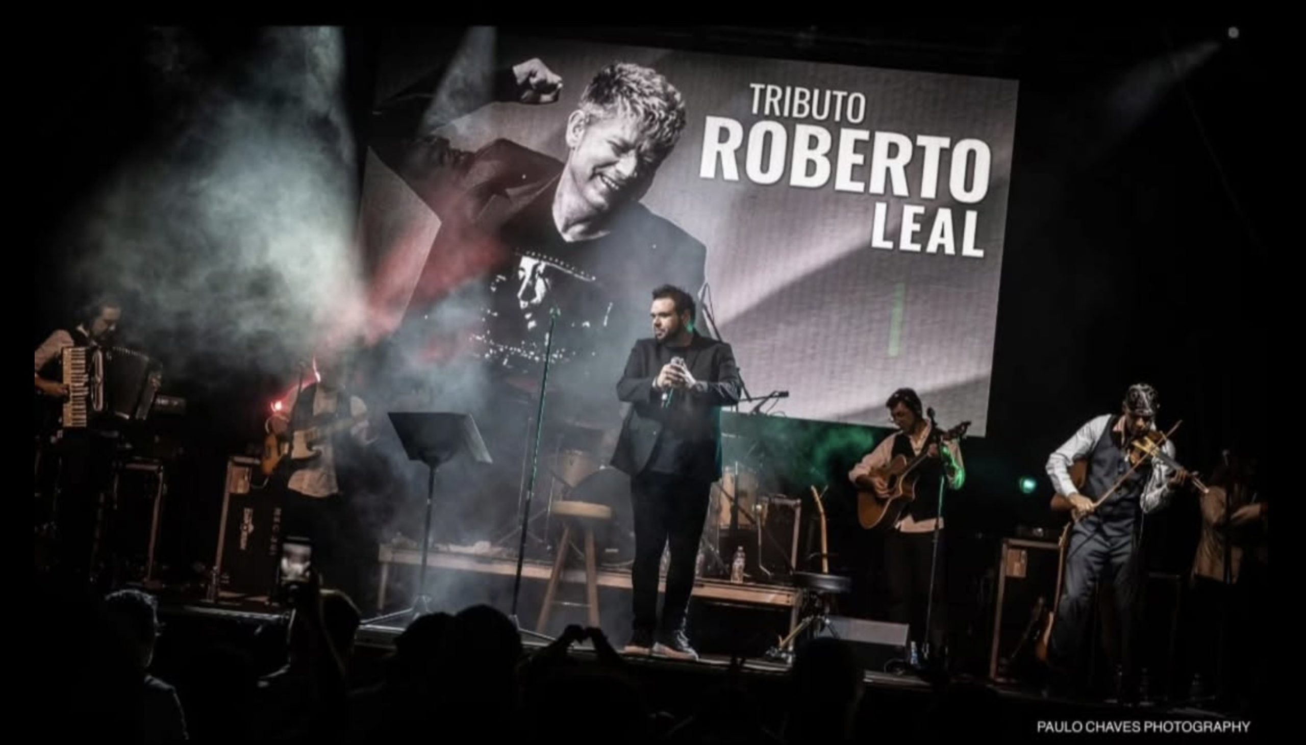 Rodrigo Leal retorna ao Brasil após temporada em Portugal e apresenta show “Tributo a Roberto Leal na Casa de Portugal”, em São Paulo