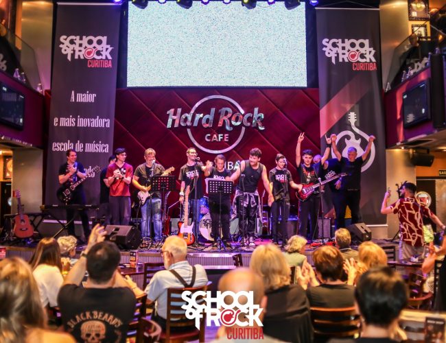 Alunos da School of Rock Curitiba sobem ao palco do Hard Rock Cafe em jam session aberta ao público