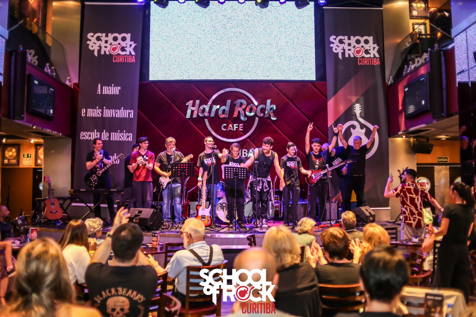 Alunos da School of Rock Curitiba sobem ao palco do Hard Rock Cafe em jam session aberta ao público