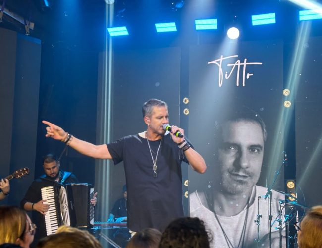 Cantor Titto grava DVD em noite marcada por emoção, música e presença de amigos e convidados especiais