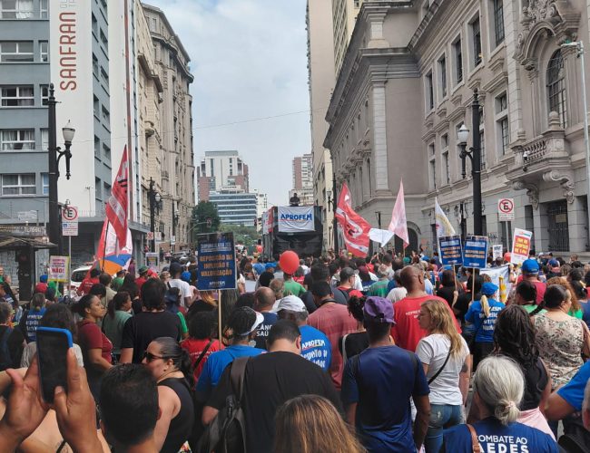 Assembleia rejeita reajuste parcelado e marca nova paralisação para 05 de maio, com indicativo de greve
