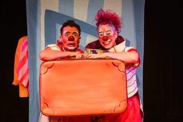 O que será que tem na mala?, espetáculo da Circo di SóLadies | Nem SóLadies terá recursos de acessibilidade neste domingo (07) no Sesc Bom Retiro