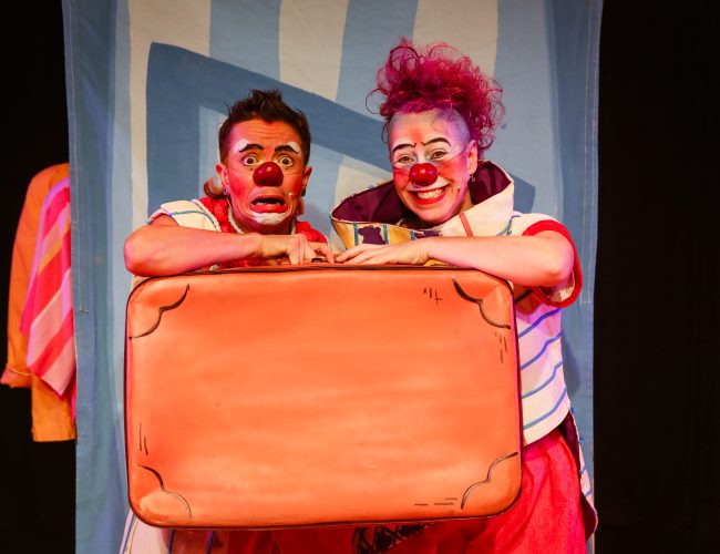 O que será que tem na mala?, espetáculo da Circo di SóLadies | Nem SóLadies terá recursos de acessibilidade neste domingo (07) no Sesc Bom Retiro