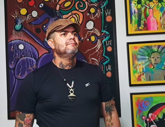 Ailton Santana leva a força da cultura pernambucana para o mundo com sua arte em cores vibrantes