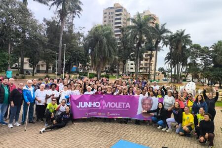 Caminhada destaca a luta contra a violência dirigida aos idosos