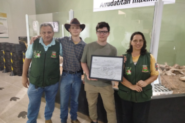 Grupo familiar de Joinville explora o Museu de Paleontologia em Monte Alto