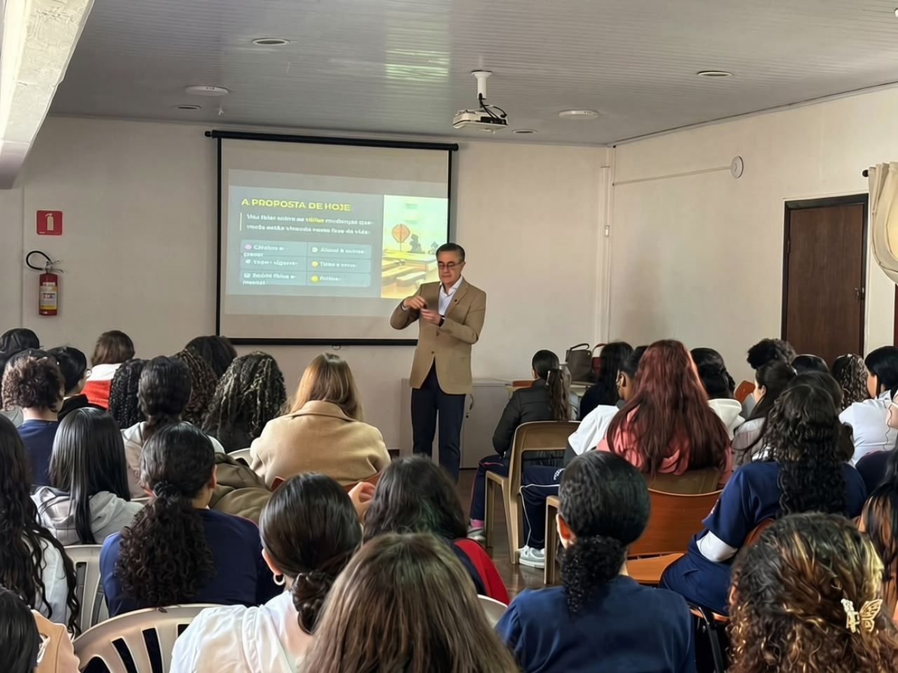Afesu promove palestra sobre saúde e escolhas na adolescência com médico hebiatra